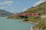 Ein Allegra Triebwagen zieht kurz nach Bernina Ospizio einen Regionalzug nach Tirano Alp Gr�m entgegen.