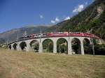Während der Fotograf dieses Bildes noch eine Fotostelle für das bekannte Motiv der Bernina-Bahn suchte, hatte sich der Mann eines jungen asiatischen Pärchens bereits entsprechend