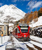   Der RhB ALLEGRA-Zweispannungstriebzug (RhB  ABe 8/12) 3508  Richard Coray  mit 2 angehangenen Personenwagen als Regio-Zug nach Tirano verlässt am 04.11.2019 Alp Grüm in Richtung Tirano.
