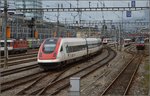 RABDe 500 027-3 Henry Dunant bei der Einfahrt nach Neuenburg.