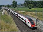 Dass es sich lohnt in Concise auszusteigen vermittelt auch dieses Bild: die unmittelbare Umgebung von Concise zeigt sich sehr lieblich, zudem liegt Concise am Neuenburger See, der hier vom linken Bildrand her gesehen nur wenige Meter entfernt ist. Zwei ICN RBDe 500 sind in Concise als IC5 auf dem Weg in Richtung Biel/Bienne.

5. Juli 2025 