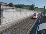 In Grandvaux, so sagt man, werfen die Deutschschweizer ihre Rückfahrkarte zum Fenster hinaus, damit sie nicht mehr nach Hause fahren müssen, da der Bahnhof eine so überwältigende Aussicht bietet. In Concise wird wohl niemand auf den Gedanken kommen ähnliches zu tun, denn dieser Bahnhof hätte wohl grosse Chancen bei einem Wettbewerb des hässlichsten Bahnhofs einen Spitzenrang zu ergattern. Dies hielt mich jedoch nicht davon ab, nach Concise zu fahren. Concise liegt auf der Jurasüdfussstrecke zwischen Yverdon und Neuchâtel und und ist der letzte Bahnhof im Kanton Vaud. Der heute so hässlich erscheinenden Bahnhof entstand um die Jahrtausendwende, als die Strecke auf diesem Abschnitt auf zwei Spuren umgebaut wurde, bzw. leicht nördlich der 1859 errichteten kurvenreichen Einspurstrecke dem See entlang neu erstellt wurde. Das Bild zeigt einen SBB RABDe 500  IC5 auf der Fahrt nach Lausanne. 

5. Juli 2025 