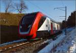 RABe 502 203-8 scheint nicht zu wanken trotz schneller Fahrt, völlig gerade auf dem Gleis, dabei war er subjektiv deutlich schneller als der nachfolgende GTW.
