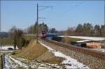 RABe 502 203-8 scheint nicht zu wanken trotz schneller Fahrt, völlig gerade auf dem Gleis, dabei war er subjektiv deutlich schneller als der nachfolgende GTW.