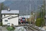 Der Regionalzug 7116 nach La Chaux-de-Fonds (Spitze) und Moutier (Schluss) verlassen den Halt La Heutte.
