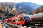 Die Eisenbahn im Vallon de St.Imier (Kanton Bern): Die beiden GTW 526 260 und 526 284 in Reuchenette-Péry.