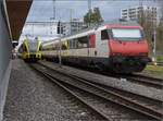 Dieser Tage streiken mal nicht Fahrzeuge, Weichen oder Signale im gro�en Kanton, sondern die Mitarbeiter.

Z�ge von und nach Konstanz enden bereits in Kreuzlingen. Hier steht ein IR aus EW IV mit Re 460 100 im Bahnhof. Man beachte die Position des Steuerwagens. Der zweite Zug ist eine Doppeltraktion kurzer Thurbo-GTW mit dem gelben RABe 526 707 und RABe 526 746. M�rz 2023.
