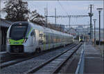 Zugkreuzung in Mittelhäusern. RABe 528 209 nach Schwarzenburg macht sich bereits auf die Socken, während RABe 528 228 nach Bern noch die Abfahrt abwartet. Januar 2026.