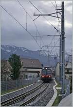 Auf dem gleichen Streckenabschnitt, nun aber die Normalspur nutzend ist ein SBB RBDe 560  Domino  auf der Fahrt von Broc Village nach Düdingen.