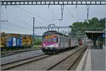 Und schon fährt der TPF Regionalzug nach Bulle zurück nun mit dem ex MThB ABDe 537 176-0  Stadt WIL , an der Spitze des abfahrenden Zuges. 

27. Mai. 2011