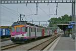 Der TPF Regionalzug in den ex MThB Farbgebung (mit Ausnahme des TPF Mittelwagens) von Bulle kommend am Ziel der Fahrt in Romont angekommen.

27. Mai 2011