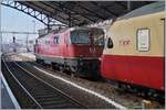 Für die Weiterfahrt des SBB RAe TEE II 1053 wird die Re 4/4 11198 nicht mehr benötigt.