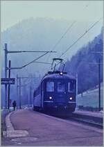 Als in Roches (BE) noch Züge hielten, präsentierte sich der Bahnhof auch als solcher und konnte dank einem zweiten Gleis auch zum Kreuzen von Zügen genutzt werden. Das Bild zeigt den SBB RBe 4/4 1420 mit einem Regionalzug nach Delémont beim Halt in Roches (BE). Analogbild vom 13. März 1985
