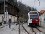 In den letzten Betriebstagen des Schmalspurverkehrs auf der Stecke nach Bulle wartet der TPF Be 2/4 B AB 2/2 101 in Broc Fabrique auf die Abfahrt.