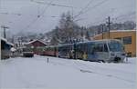 Winter in Blonay: Während ein CEV GTW 2/6 auf die Abfahrt nach Vevey wartet, sind der Train des Etoiles und ein A7 mit Bt für die Fahrt Richtung Les Pléiades vorgesehen.