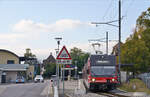 Die heutige Endhaltestelle der Aare Seeland mobil (ASm) mit dem Be 2/6 504 in Ins am 11.10.2025