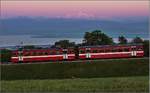 Der mittlerweile 32-j�hrige Be 4/4 205 f�hrt mit Beiwagen von Arzier nach Bassins w�hrend der Mont Blanc im Hintergrund in den wunderbarsten Abendfarben leuchtet.