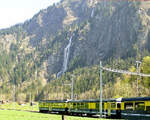Die Triebwagen der Berner Oberland Bahn BOB ABeh4/4 I 304-310: Nach der Ablieferung der 3 ersten Steuerwagen 401-403 wurden diese eher selten als wirkliche Steuerwagen eingesetzt. Meistens ersetzten sie den Gep�ckwagen hinter dem Triebfahrzeug. In diesem Bild f�hrt Steuerwagen BDt 403 direkt hinter dem Triebwagen 308 in der klassischen Position des Gep�ckswagens. Burglauenen, 2.Mai 2013 
