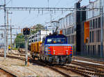   Die SBB Cargo Eem 923 013-7  Le Moléson  (Eem 97 85 1 923 013-7 CH-SBB C) fährt am 18.05.2018 mit einem Slps-x Flachwagen mit drei ACTS Abrollcontainer durch den Bahnhof Neuchâtel.