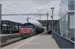 Die SBB Cargo Eem 923 019-4 fährt mit Getreidewagen durch den Bahnhof von Prilly-Malley.
